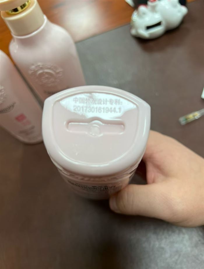 线下直线公司铸源品牌沐浴露到货10000多瓶，自留款，亲身试验特别好用，大货原箱原件，原价很贵，懂货的老板来，底价清货