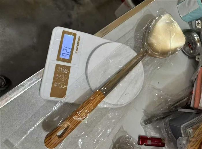 无磁精抛木纹铲3件，勺2件，每件400支，全新处理，称重走，252公斤 电话微信同号15515665791 主做全品类五金百货，小电器，更多商品，欢迎国内外友人，前来加微咨询洽谈合作。