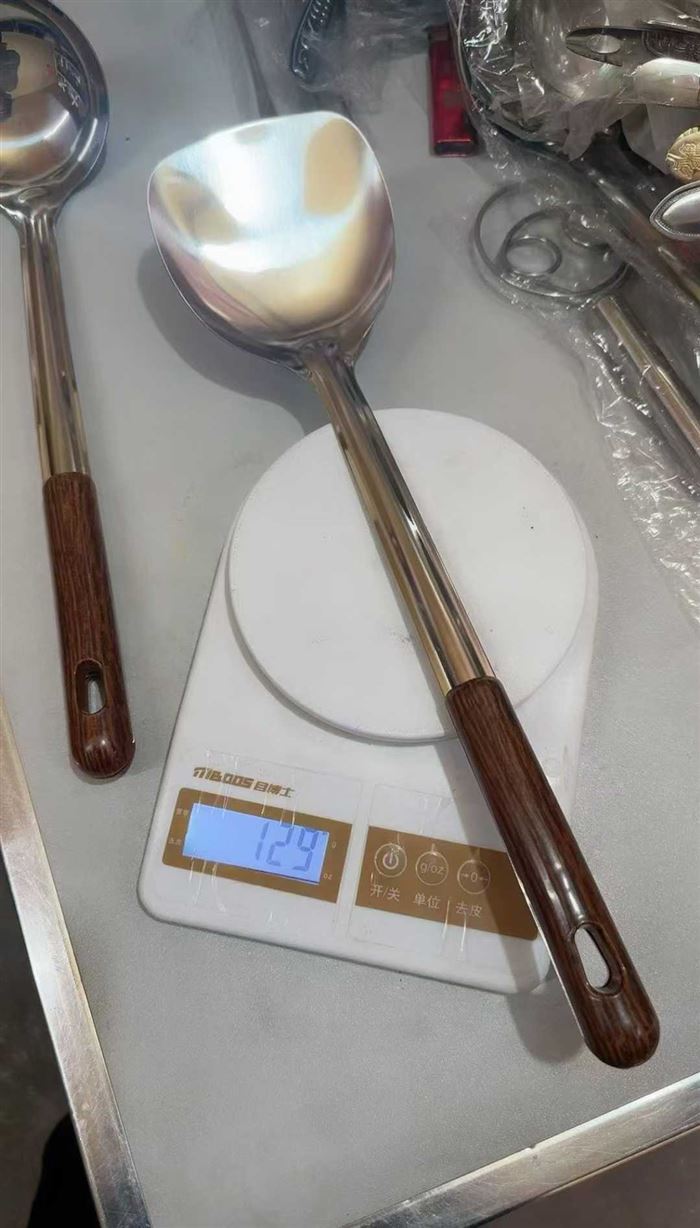 无磁精抛乌木纹铲勺，每件300/400支庄两种包装数，全新处理十多件货 电话微信同号15515665791 主做全品类五金百货，小电器，更多商品，欢迎国内外友人，前来加微咨询洽谈合作。