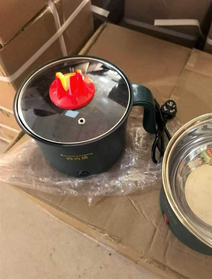 1000个左右清货9元。不粘锅底800个左右，不锈钢200个左右 电话微信同号15515665791 主做全品类五金百货，小电器，更多商品，欢迎国内外友人，前来加微咨询洽谈合作。