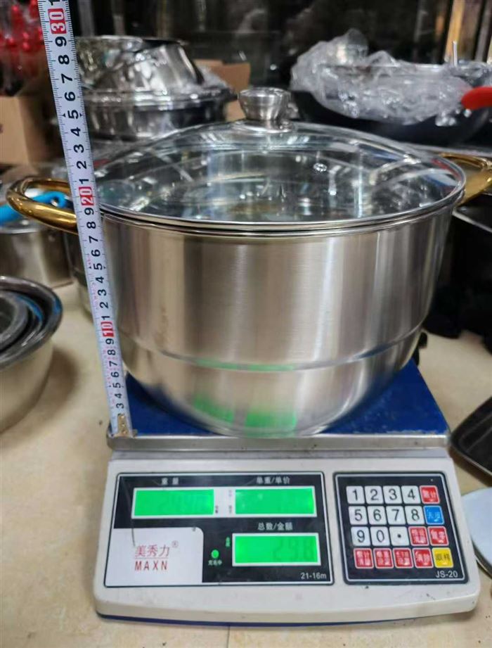 32公分蒸锅1200套左右，特厚，全清27元一套，分货100套起批。 电话微信同号15515665791 主做全品类五金百货，小电器，更多商品，欢迎国内外友人，前来加微咨询洽谈合作。