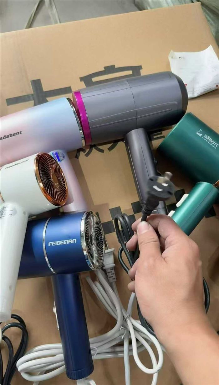锤子吹风机还有最后600个，一件60装！特价7.5💰 电话微信同号15515665791 主做全品类五金百货，小电器，更多商品，欢迎国内外友人，前来加微咨询洽谈合作。