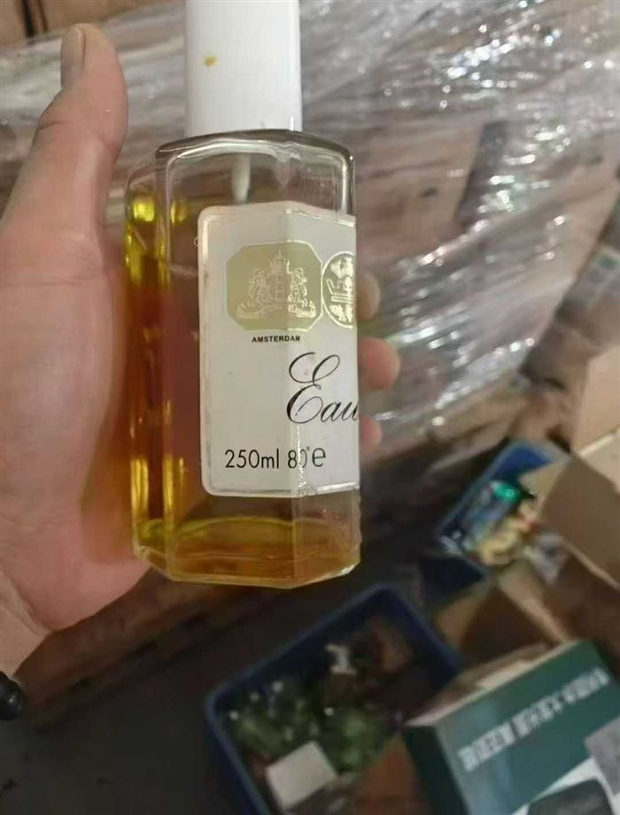 250ml香水18000，清货3元一瓶 