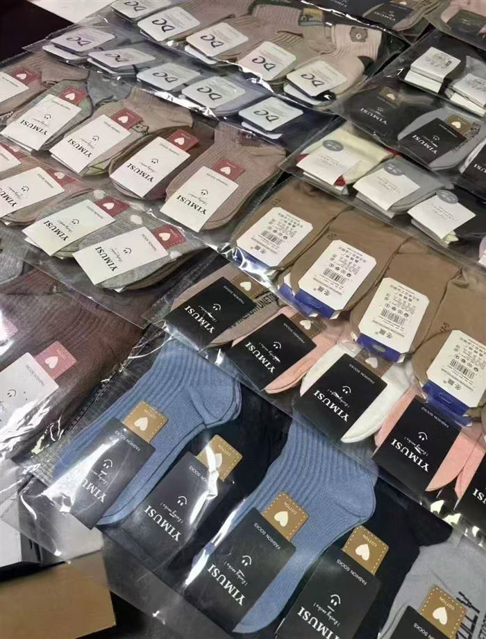 袜子款式多样，几万双，底价处理！毛毛钱