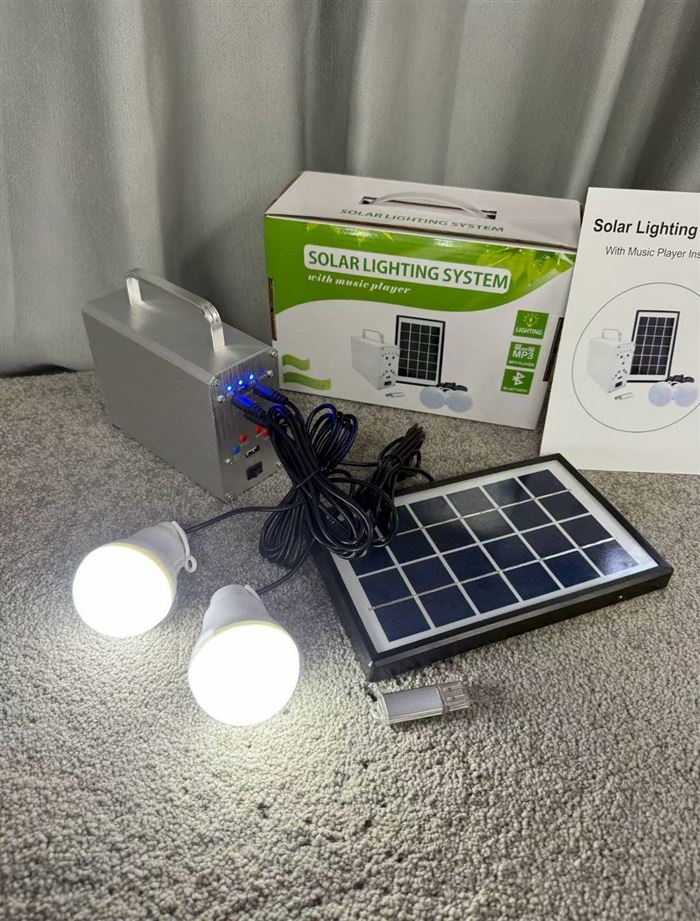 太阳能照明系统带音乐播放器。 配备蓝牙/USB音箱。内置 3800MAH 电池。配有 2 支灯泡。