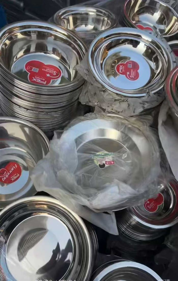 精品杂款餐具7吨左右， 白菜价出！手慢拍大腿 电话微信同号15515665791 主做全品类五金百货，小电器，更多商品，欢迎国内外友人，前来加微咨询洽谈合作。