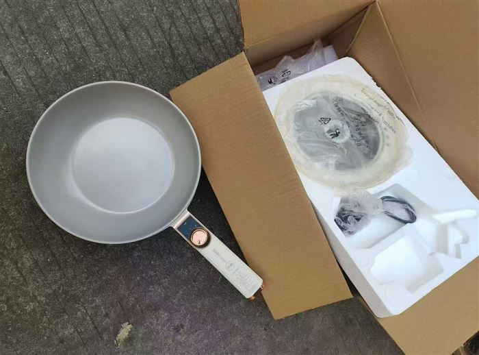 3升电炒锅122台 ​4-5升电炒锅535台 ​总657台，做工很好 有机械，有电脑，有带笼，有没带笼 ​一单清价格超级美丽 电话微信同号15515665791 主做全品类五金百货，小电器，更多商品，欢迎国内外友人，前来加微咨询洽谈合作。