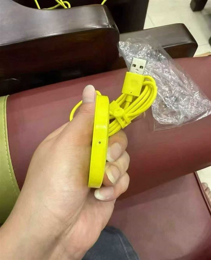 11000 个，原装品牌诺基亚，无线充，带线 1.5米长，全新整齐，有兴趣私聊 电话微信同号15515665791 主做全品类五金百货，小电器，更多商品，欢迎国内外友人，前来加微咨询洽谈合作。