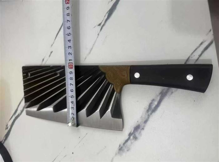 锻打砍刀5000把，处理9.8一把。 电话微信同号15515665791 主做全品类五金百货，小电器，更多商品，欢迎国内外友人，前来加微咨询洽谈合作。