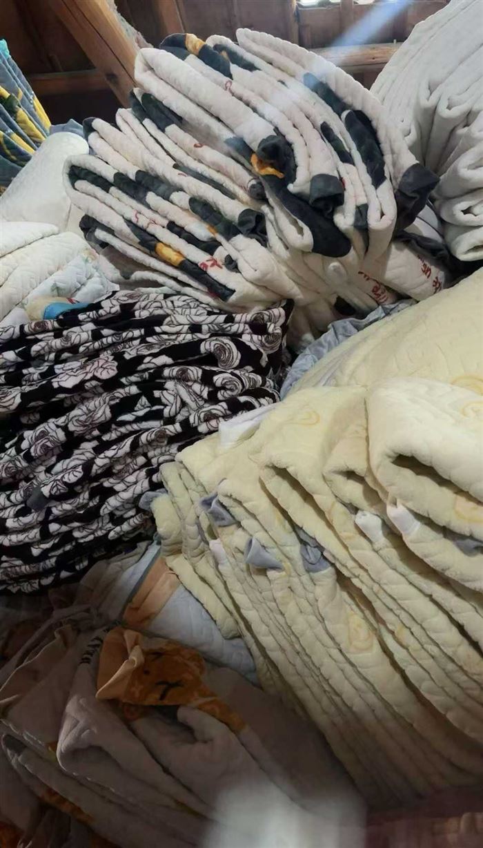 3500条高克重牛奶绒木耳边单床盖 ​尺寸230*200 电话微信同号15515665791 主做全品类五金百货，小电器，更多商品，欢迎国内外友人，前来加微咨询洽谈合作。