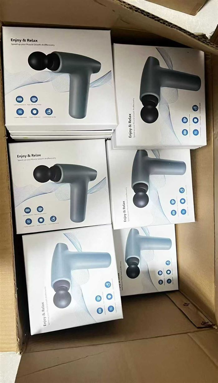 出口品质筋膜枪到货 3000 个 一箱 30 个，特价处理 电话微信同号15515665791 主做全品类五金百货，小电器，更多商品，欢迎国内外友人，前来加微咨询洽谈合作。