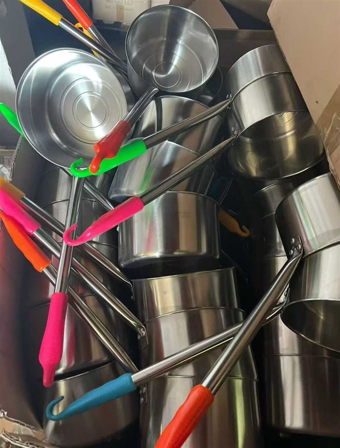 带钩长水勺，3000个左右， 5.8元一个，可以分货出 电话微信同号15515665791 主做全品类五金百货，小电器，更多商品，欢迎国内外友人，前来加微咨询洽谈合作。