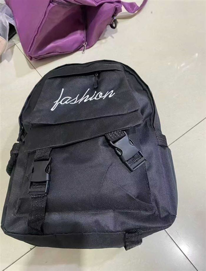 双肩包🎒4500个，一个款式2个颜色黑白，几块钱清 电话微信同号15515665791 主做全品类五金百货，小电器，更多商品，欢迎国内外友人，前来加微咨询洽谈合作。