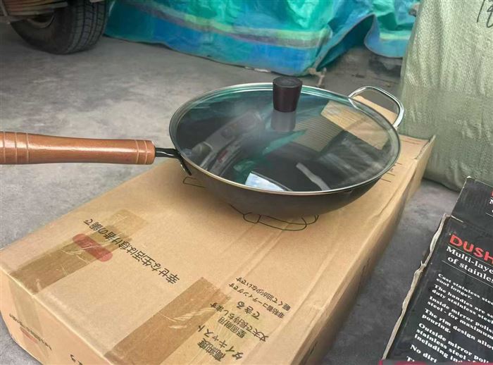 炒锅、汤锅2吨左右， 几千块一吨，都有独立包装。 电话微信同号15515665791 主做全品类五金百货，小电器，更多商品，欢迎国内外友人，前来加微咨询洽谈合作。