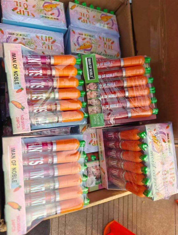 唇釉43200支，清货0.3元一支，装箱数720支 电话微信同号15515665791 主做全品类五金百货，小电器，更多商品，欢迎国内外友人，前来加微咨询洽谈合作。