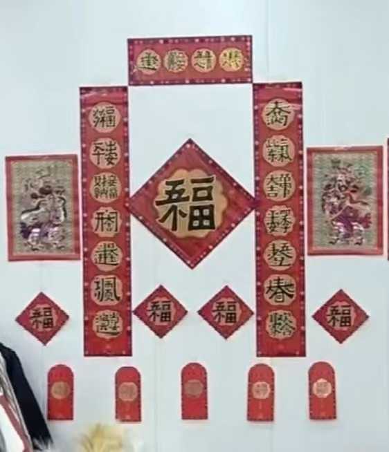 2000盒左右对联，没有年份的，二十件套的、十几件套的，4.5元一套 电话微信同号15515665791 主做全品类五金百货，小电器，更多商品，欢迎国内外友人，前来加微咨询洽谈合作。