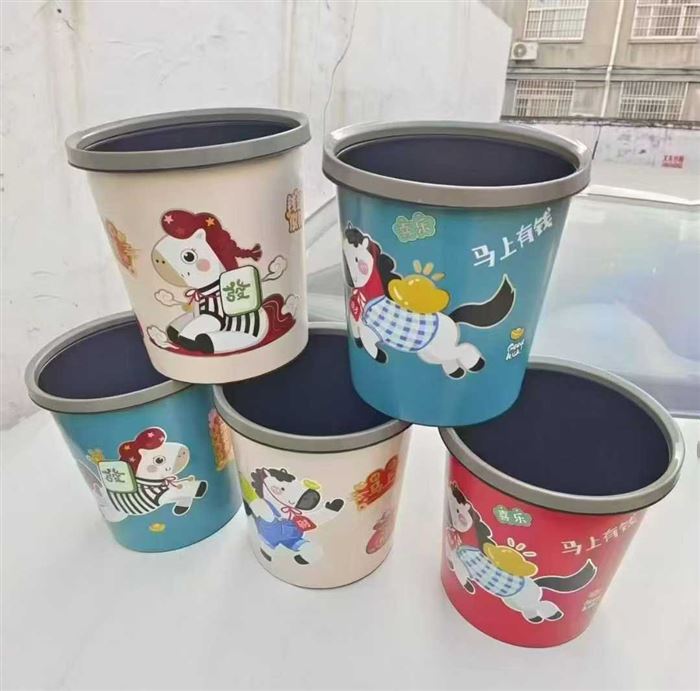 最近非常火爆垃圾桶，个头大 2 块多钱