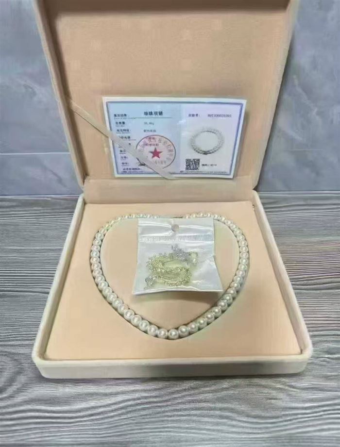 商场撤柜珍珠项链还有900套左右，精品独立包装，配有证书、胸针、手提袋，适合年会礼品、大型活动、会议馈赠佳品，公司随手礼。商场专柜几百上千，现价几十块钱一套，一箱60套，一箱起发！