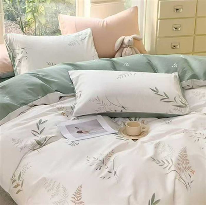 100%全棉四件套，四季通用 ​200*230尺寸，3000套左右 花型全部很漂亮，小清新 ​价格超级给力，正品库存价，30套起发