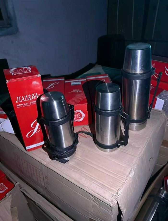 1.8升，2.0升水壶， 3000个左右，十几块一个。