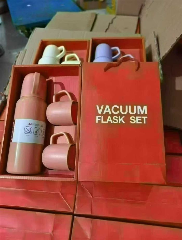 一杯三盖304不锈钢保温杯，清货8.5元一套，礼盒包装，品质保证，送礼，福利都非常的哇塞，有量的砸单过来