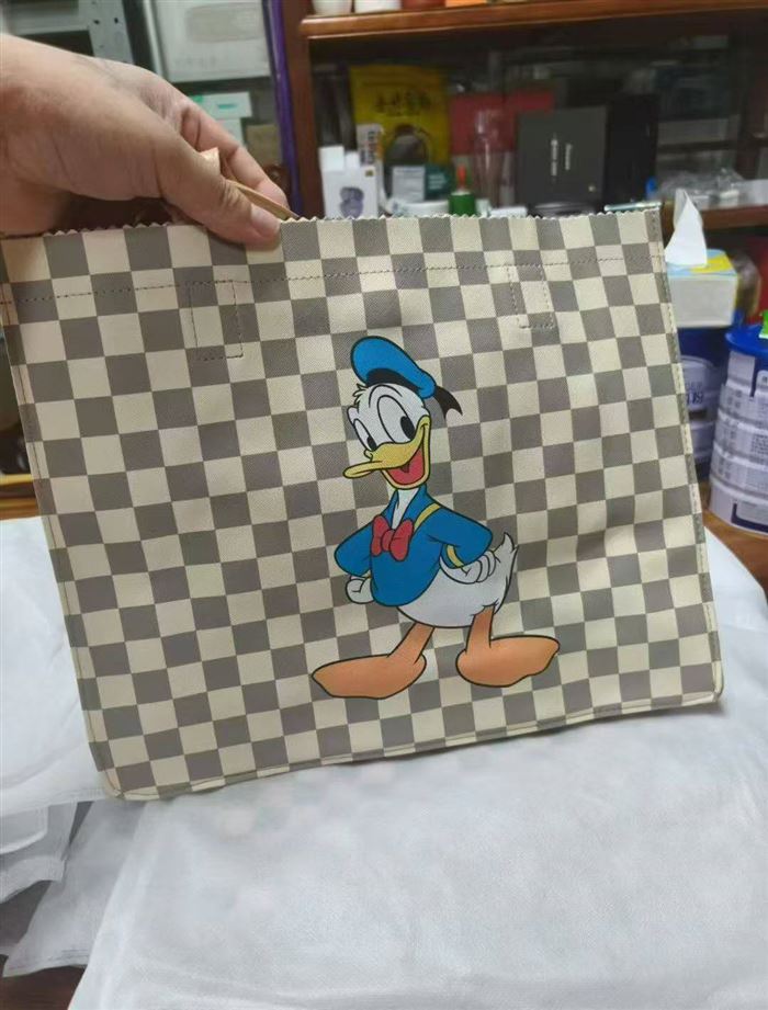 迪士尼包包，全部都带防伪码吊牌，还剩 5000 套，一箱 50 套，价格便宜清仓处理