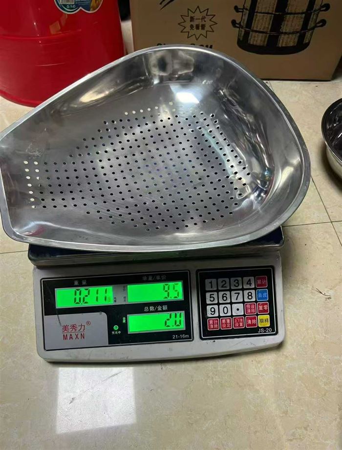 不锈钢簸箕，3吨左右， 4.5元一斤，500斤起批！