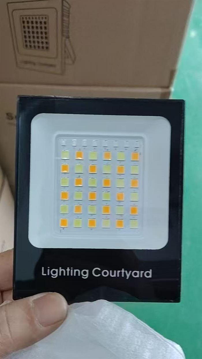 LED太阳能灯，应急投光灯，支持USB 充电，三色变光带爆闪，全新现货 13000套，特价处理。