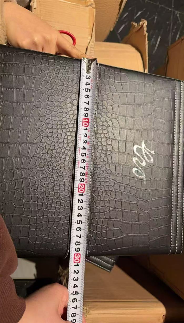 高端红酒盒1000个左右，防鳄鱼皮 可以放2支750毫升的红酒，一箱5个，质量嘎嘎好，十来钱的事