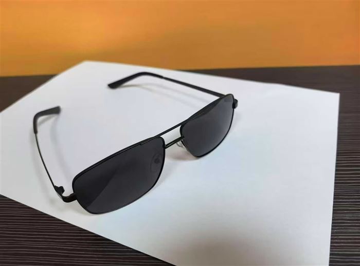 墨镜 30000 个左右，清货便宜