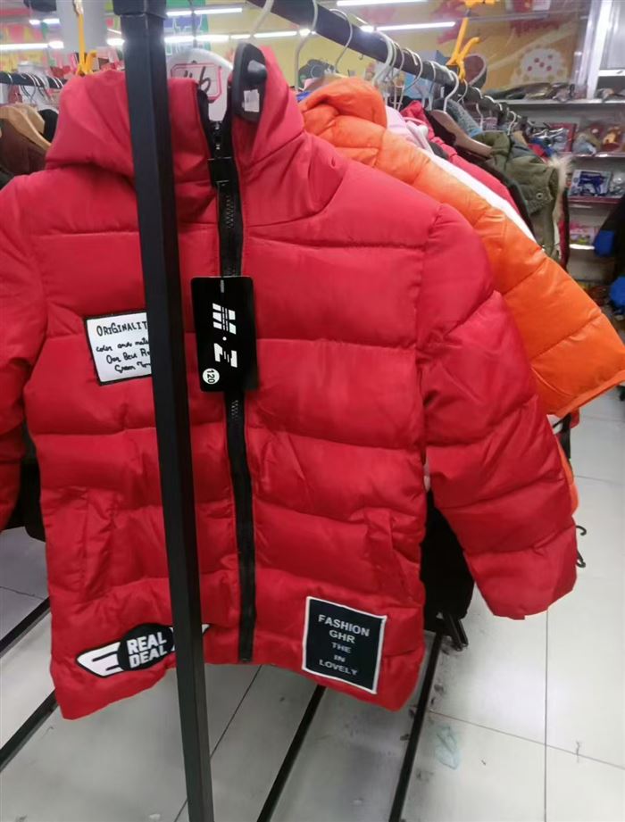 实体童装店不干了，杂款童装1000多件，全清几块钱