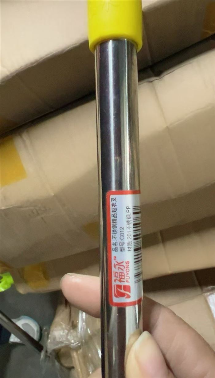 衣叉还有一吨左右， 全清8000元一吨， 🈴1块多/个。