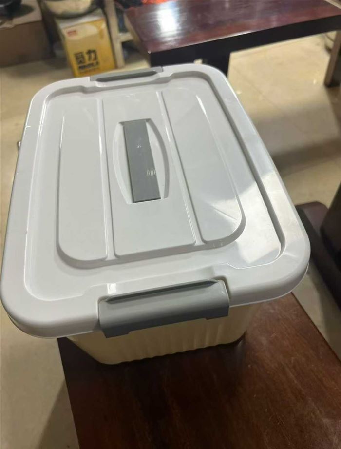 收纳箱400斤左右， 有包装，3.5元一斤！ 🈴3块左右一个