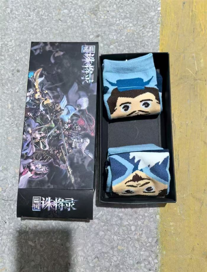 1000盒左右袜子，彩盒包装，一盒两双，1.x元一盒。