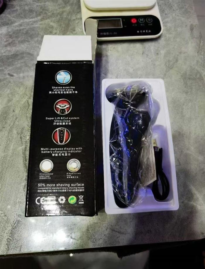三头充电电动剃须刀 数显款：10000套 普通款：40000套 装箱数：100套/箱（待定） 充电器：安卓充电头