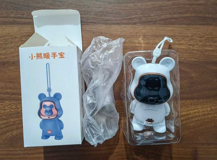 充电暖手宝，小熊款四个颜色，太空人款两个颜色，现在1.X元每个，便宜出，还有21000个W，能做的聊 电话微信同号15515665791 主做全品类五金百货，小电器，更多商品，欢迎国内外友人，前来加微咨询洽谈合作。