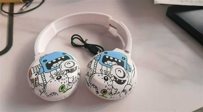 涂鸦设计 潮流款头戴式蓝牙耳机，在仓1500 个，低价处理有意私聊