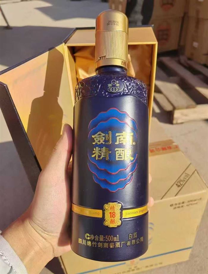 价格小贵，数量不多，手工书本皮盒，剑南春系列精酿18，酒质非常棒，22年，52度，纯粮酒水，6瓶装