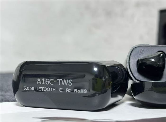 全新蓝牙耳机带数显 到货 3000 个，一箱 100 个