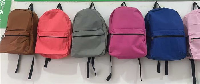 双肩包十几个颜色，个位数可分货