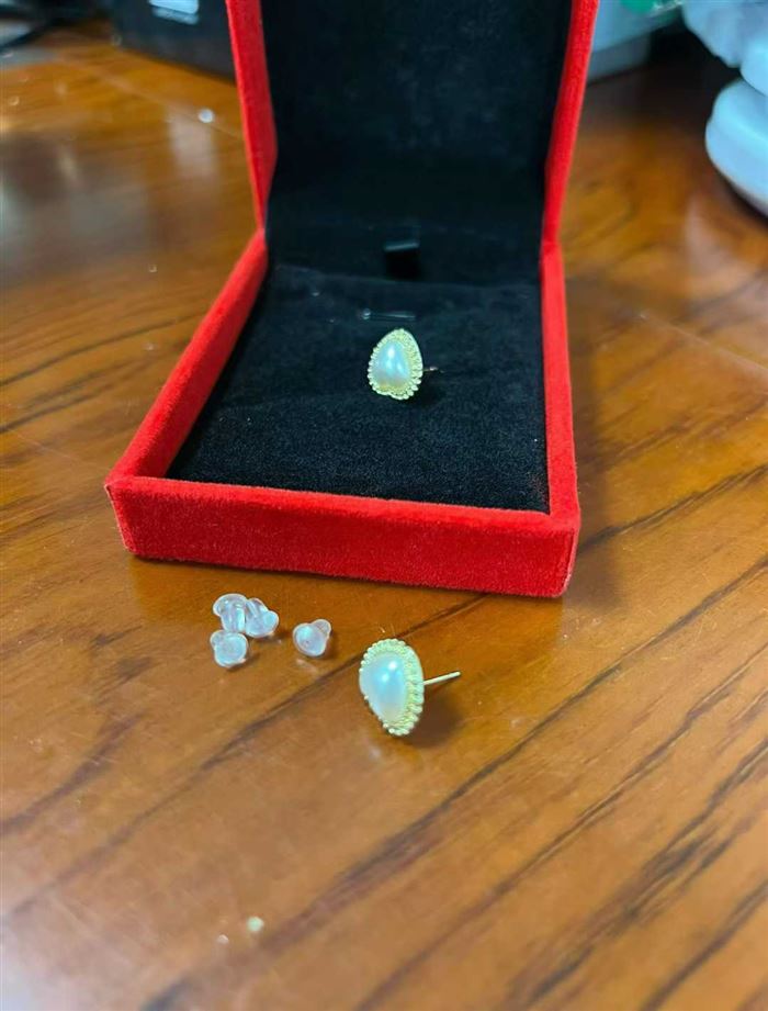 珍珠款耳钉到货15000对，全银针，质量很好，很漂亮，毛毛钱的事，对口拿去赚钱吧