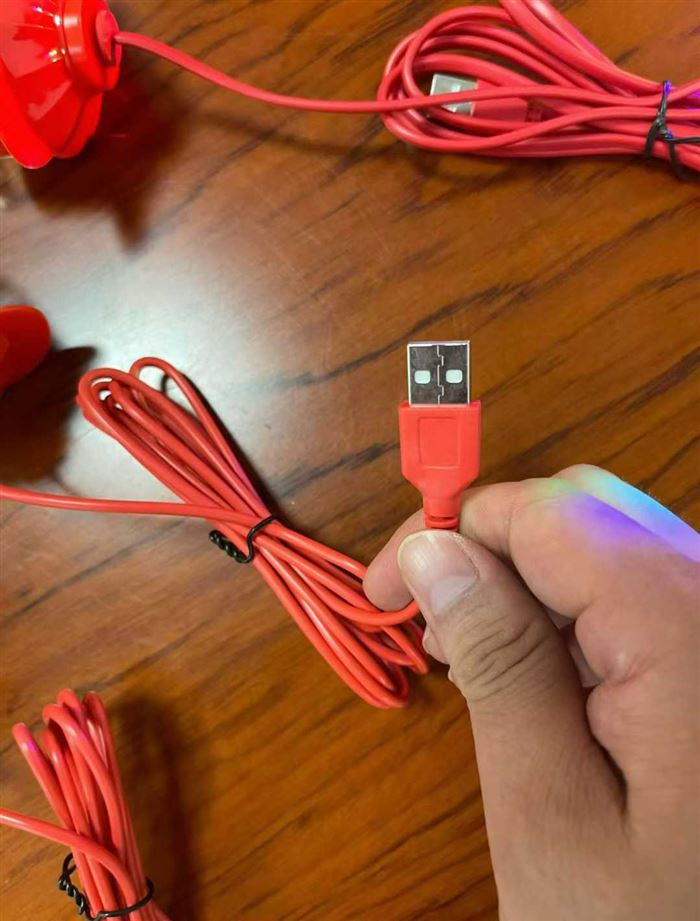 只要几毛钱，旋转氛围灯到货45000个，质量很好，特别漂亮，自动LED旋转彩色灯光，线长2米，可分货出