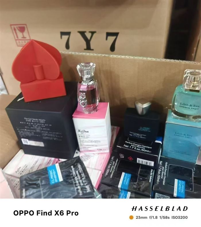 6万瓶左右高端小香水，清货2.5元一瓶，支持分货，独立包装，瓶体漂亮