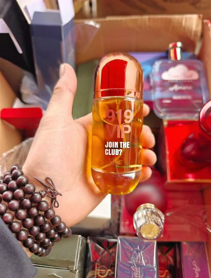 18000套盒装高档香水，清货价格美丽