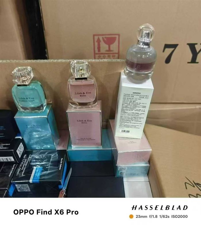 6万瓶左右高端小香水，清货2.5元一瓶，支持分货，独立包装，瓶体漂亮