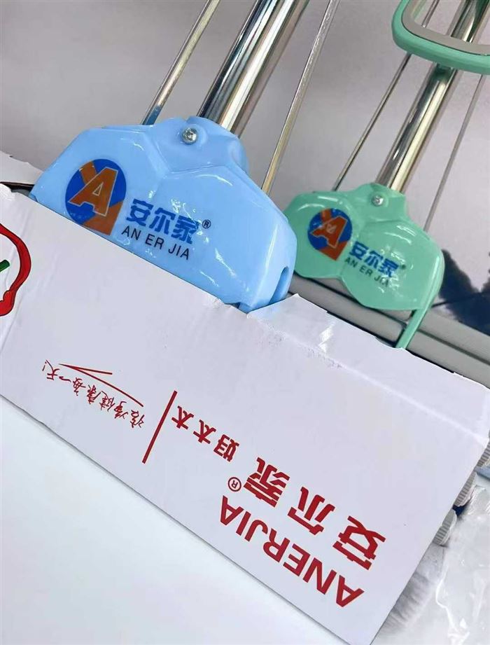 三排拖把箱规26 ​处理小十几块钱 电话微信同号15515665791 主做全品类五金百货，小电器，更多商品，欢迎国内外友人，前来加微咨询洽谈合作。