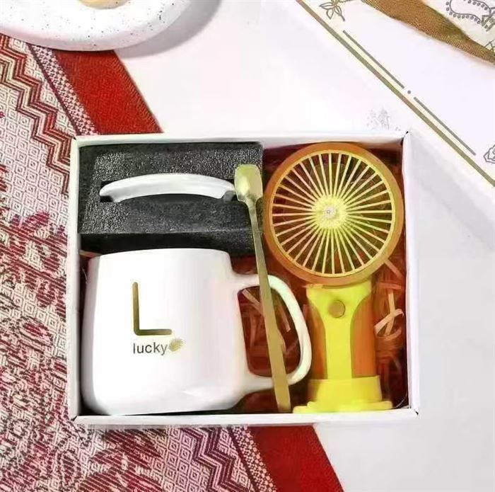 风扇款马克杯礼盒套装8500套，原箱原件。独立彩盒包装。清货9.8一套。