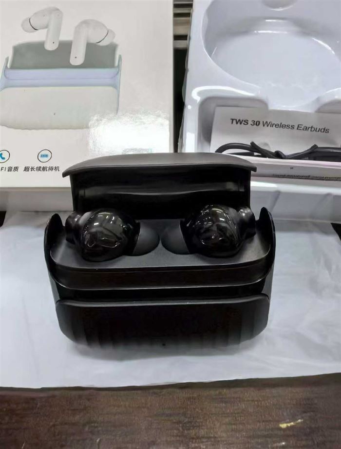 入耳式蓝牙耳机，全新原箱原件，6000pcs，一箱 100pcs