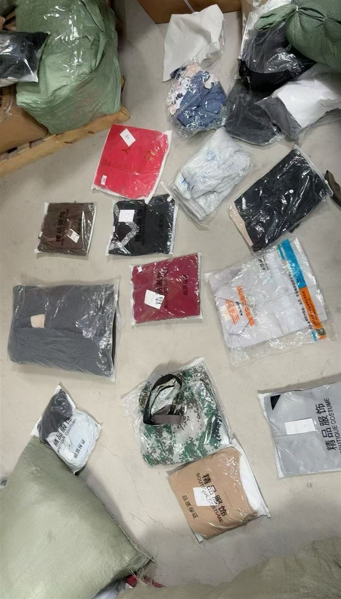 秋冬款服装，基本都有独立包装，1000斤左右，4块一斤，平均一件2-3块一件左右