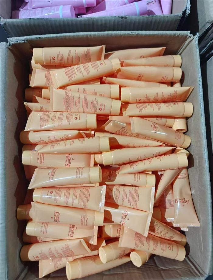 旅行者沐浴露18000个左右，清货0.4元一个